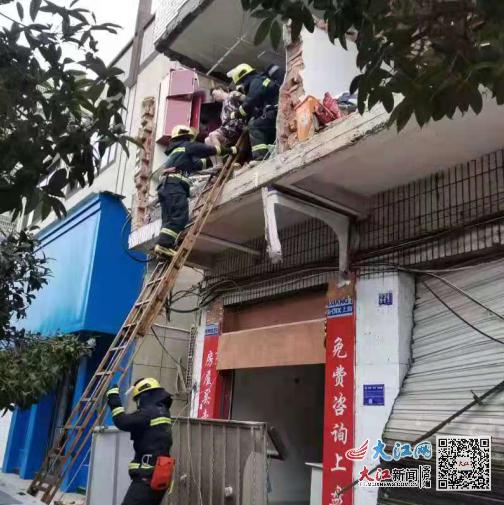 上饶市信州区庆丰路一居民楼发生爆炸 2人受伤